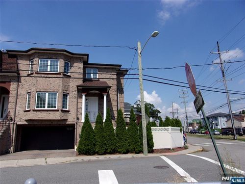811 Edgewood Ln, Fort Lee, NJ, 07024-4104 | Card Image