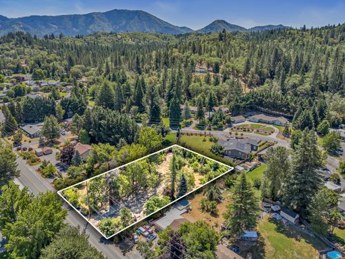 681 W Harbeck Rd, Grants Pass, OR, 97527-5643 | Card Image