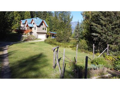 8201 Red Mountain Rd, House other with 3 bedrooms, 2 bathrooms and 6 parking in Silverton BC | Image 1