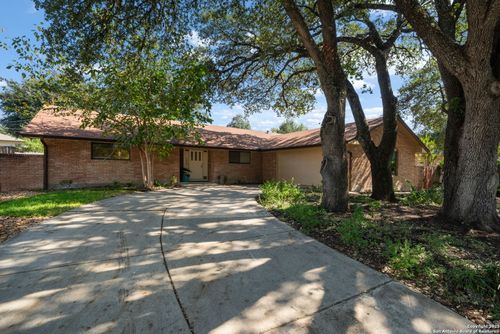 300 Towne Vue Dr, Castle Hills, TX, 78213-2519 | Card Image