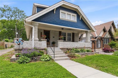 7520 Oak St, Kansas City, MO, 64114-1945 | Card Image