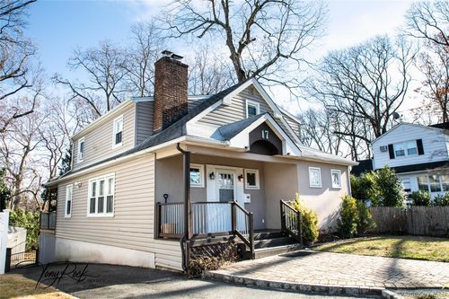 17 Glamford Ave, Port Washington, NY, 11050-2462 | Card Image