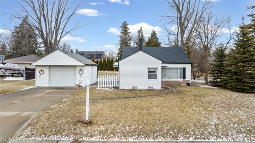 32694 Ruehle Ave, Warren, MI, 48093-1033 | Card Image