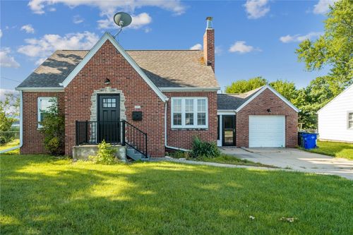 1051 35th St Ne, Cedar Rapids, IA, 52402-3501 | Card Image