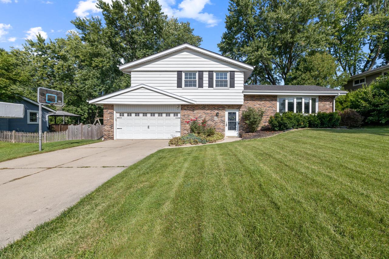 Blackfoot Dr, Menomonee Falls, WI 53051