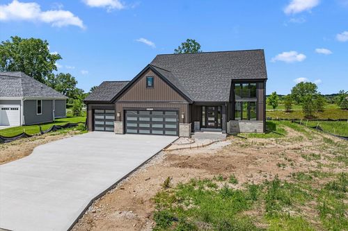 W251N2385 Valleyview Circle, Pewaukee, WI, 53072 | Card Image