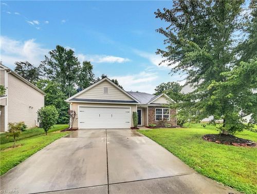 4832 Old Towne Village Cir, Pfafftown, NC, 27040-9817 | Card Image