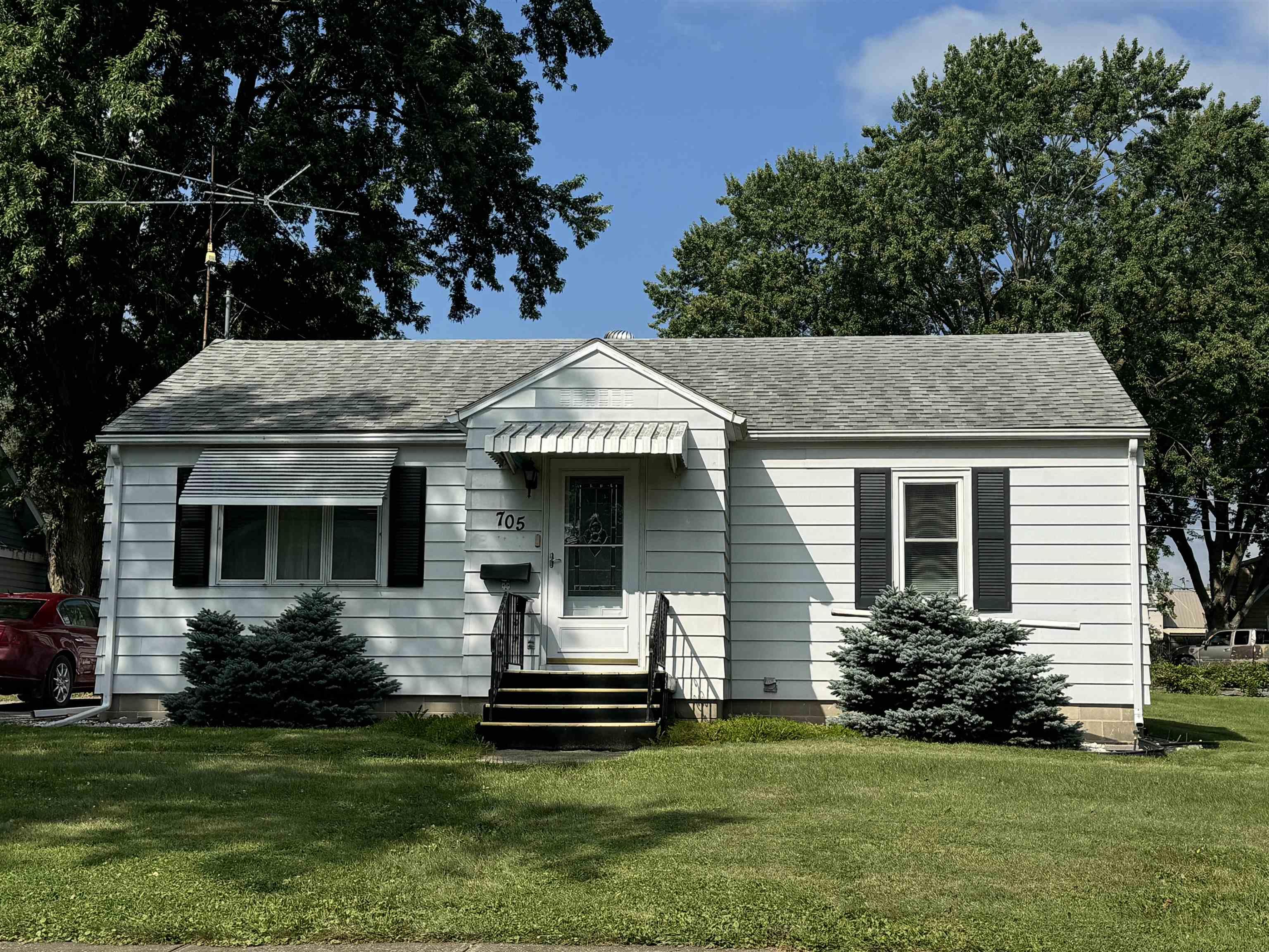Cedar St, Charles City, IA 50616