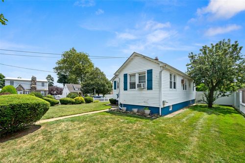 111 1st Pl, Bellmore, NY, 11710-4207 | Card Image