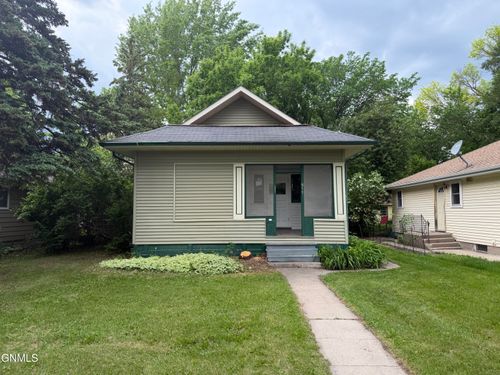 611 Walsh St, Crookston, MN, 56716-2745 | Card Image