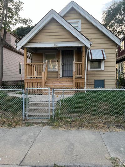 3741 N 27th St, House other with 3 bedrooms, 1 bathrooms and null parking in Milwaukee WI | Image 1