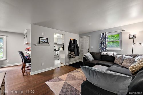 784 Heights Rd, Lake Orion, MI, 48362-2699 | Card Image