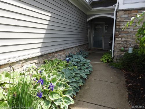 2139 Carriage Hill Cir, Lapeer, MI, 48446-1665 | Card Image