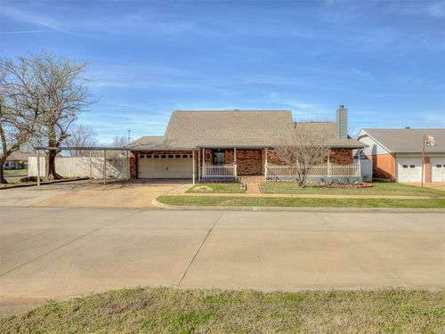 901 Ne 6th St, Moore, OK, 73160-6805 | Card Image