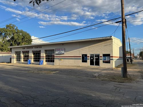 109 W Oak St, Uvalde, TX, 78801-4654 | Card Image