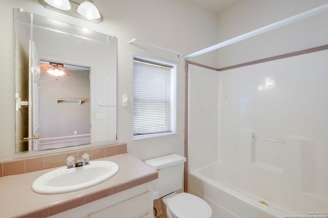 1075 Quail Run, House other with 3 bedrooms, 4 bathrooms and null parking in Lytle TX | Image 20