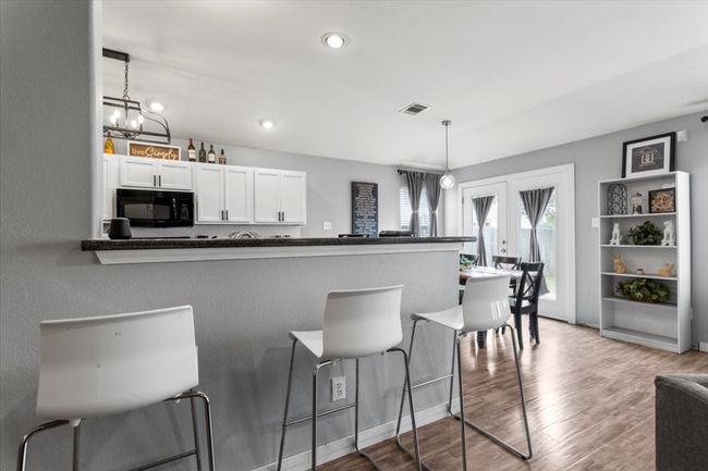 Breakfast area with bar | Image 6