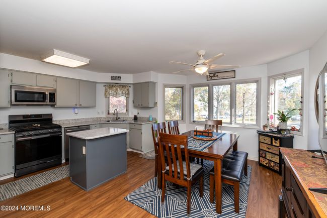291 Marigold Ct, Condo with 3 bedrooms, 3 bathrooms and 1 parking in Toms River NJ | Image 12