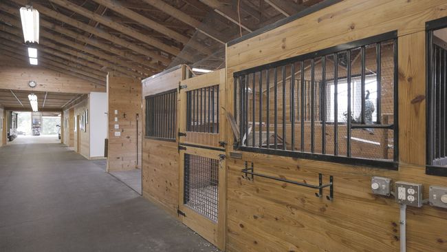 Two 11’ 9” x 16’ stalls with full doors | Image 5