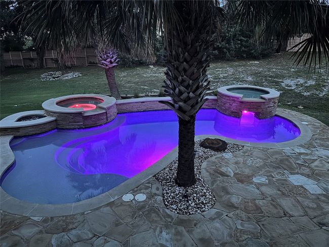 Exterior view of a jacuzzi and a swimming pool | Image 38