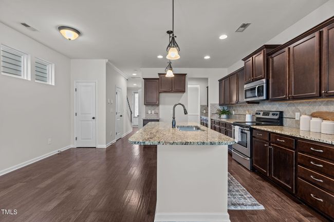 Kitchen & Casual Dining Area | Image 11