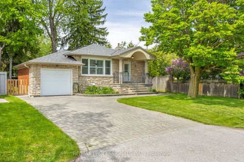 4 Beaverbrook Ave, Etobicoke, ON, M9B2M7 | Card Image