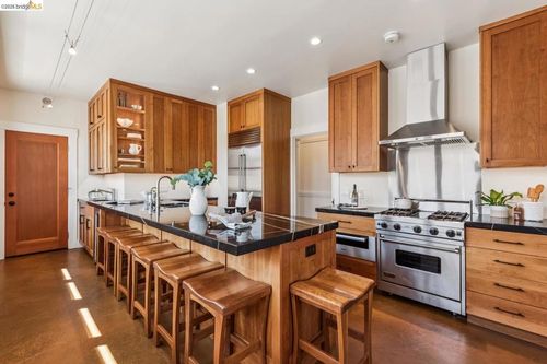6166 Dover St, Oakland, CA, 94609 | Card Image