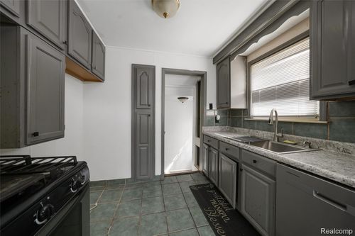 7724 Braile St, Detroit, MI, 48228-4610 | Card Image