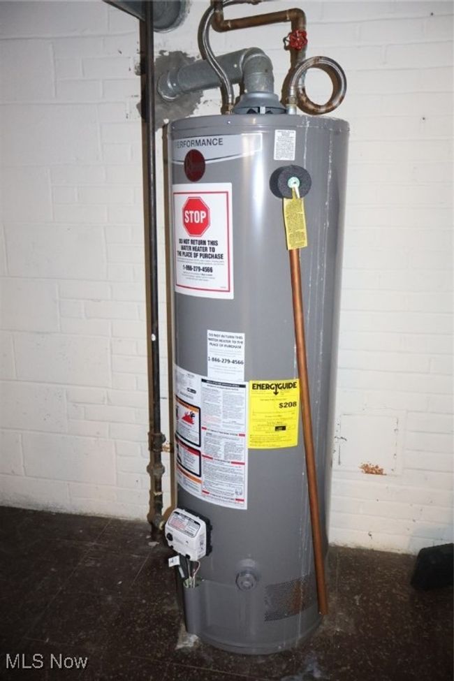 Utility room with gas water heater | Image 22
