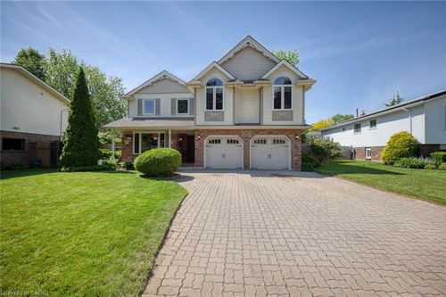 8 Cheval Dr, Grimsby, ON, L3M4P9 | Card Image