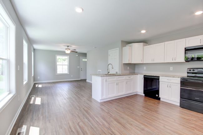 923 Woody Hills Dr, Home with 3 bedrooms, 2 bathrooms and 2 parking in Clarksville TN | Image 5