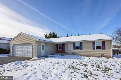 32 Village Dr, NEWMANSTOWN, PA, 17073-9026 | Card Image