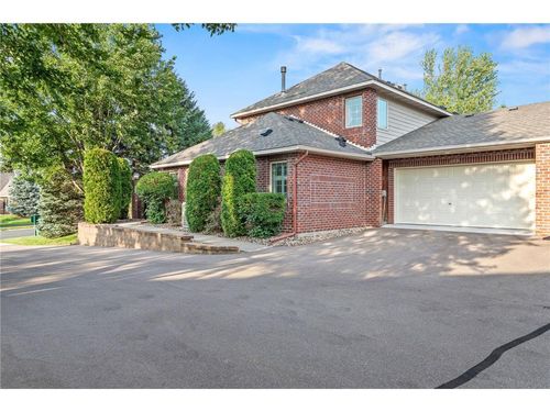 1518 Hunter Hill Rd, Hudson, WI, 54016-5833 | Card Image