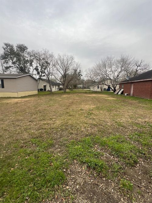 524 Clay St, Eagle Lake, TX, 77434-1431 | Card Image