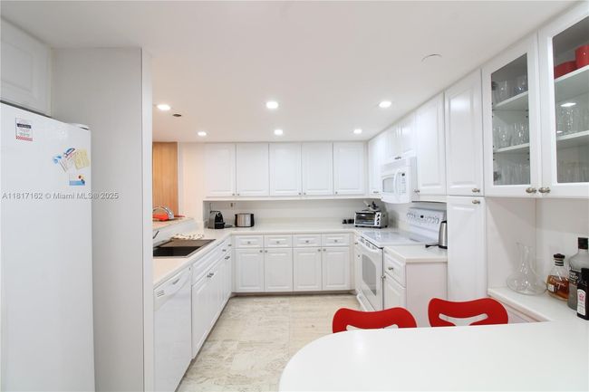 APT-702 - 151 Crandon Blvd, Condo with 2 bedrooms, 2 bathrooms and null parking in Key Biscayne FL | Image 11