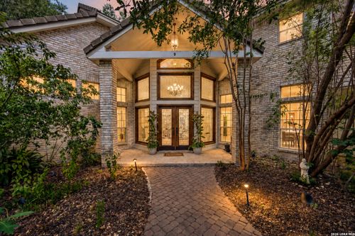 9 Scarborough Sq, San Antonio, TX, 78218-3007 | Card Image