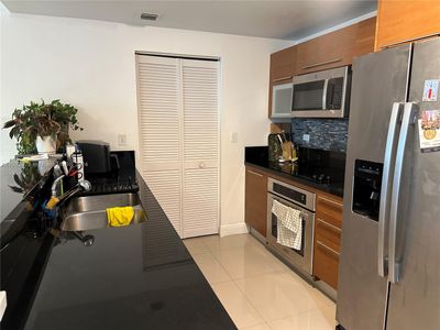 1210 - 244 Biscayne Blvd, Condo with 2 bedrooms, 2 bathrooms and null parking in Miami FL | Image 3