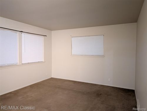 679 Linda Vista Dr, Pontiac, MI, 48342-1655 | Card Image