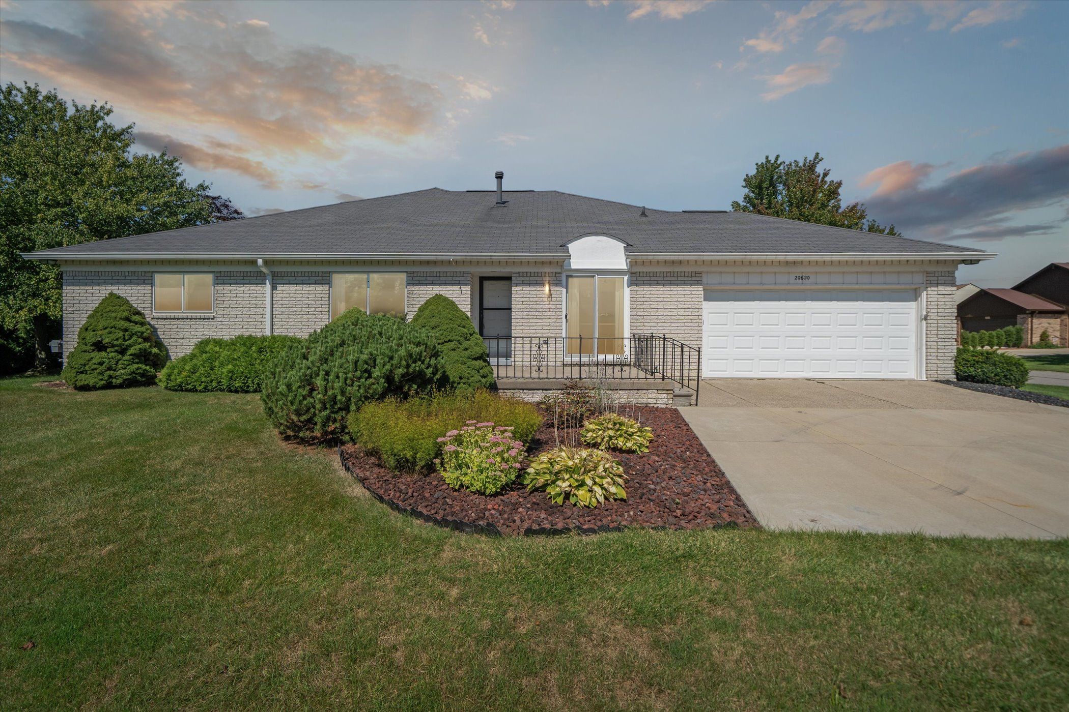 Palm Meadow Dr, Clinton Township, MI 48036