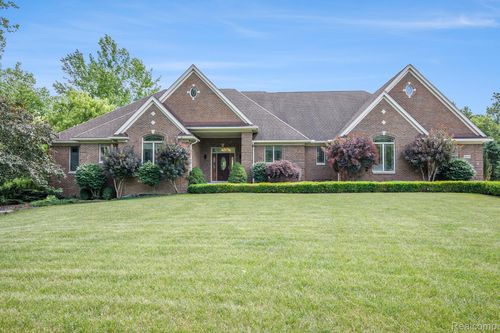 8670 Country Manor Dr, Bruce Twp, MI, 48065-2531 | Card Image