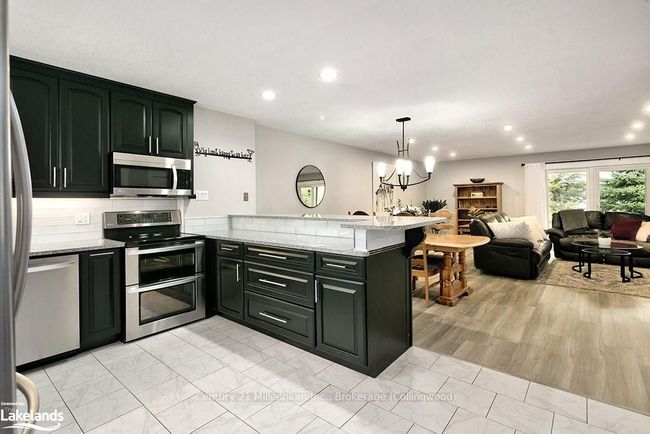 539 Oxbow Cres, Condo with 4 bedrooms, 1 bathrooms and 1 parking in Collingwood ON | Image 5