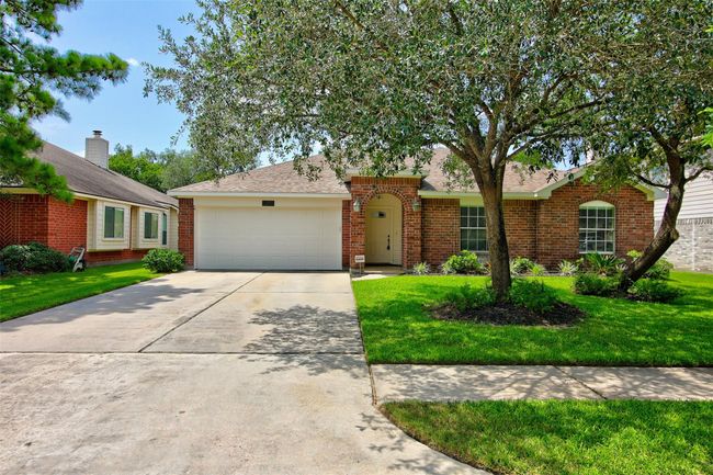 Beautiful mature trees in front on a cul-de-sac street. | Image 27