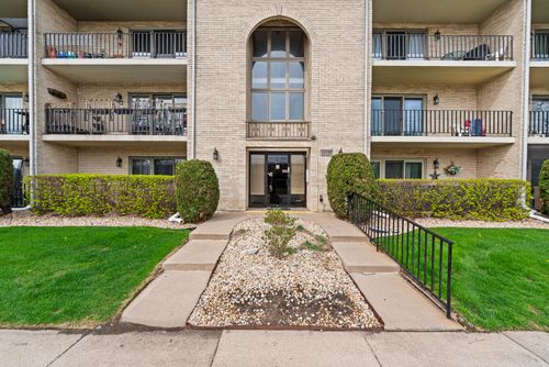 2s-10538 Central Ave, Chicago Ridge, IL, 60415-2098 | Card Image