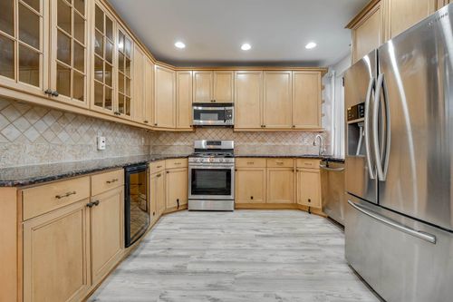 8-103 Westover Pl, West New York, NJ, 07093-2813 | Card Image