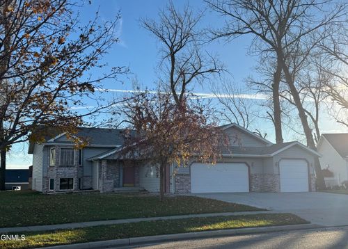 304 Napa Loop, Bismarck, ND, 58504-7420 | Card Image