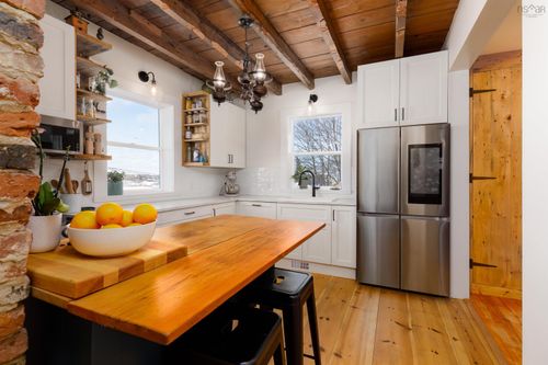 94 King St, Lunenburg, NS, B0J2C0 | Card Image