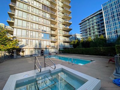 909 - 7362 Elmbridge Way, Condo with 1 bedrooms, 1 bathrooms and 1 parking in Richmond BC | Image 3