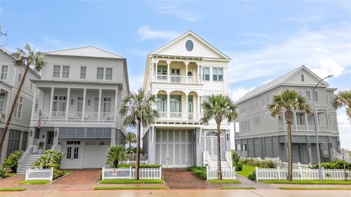2425 E Seaside Dr, Galveston, TX, 77550-2726 | Card Image