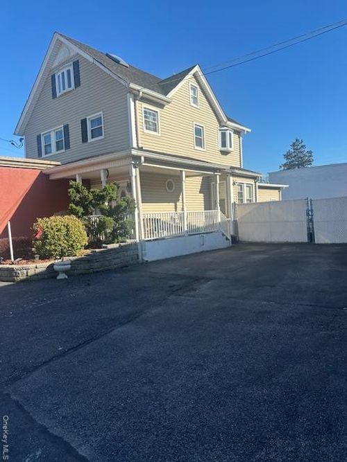 100 Merrick Rd, Lynbrook, NY, 11563-2761 | Card Image