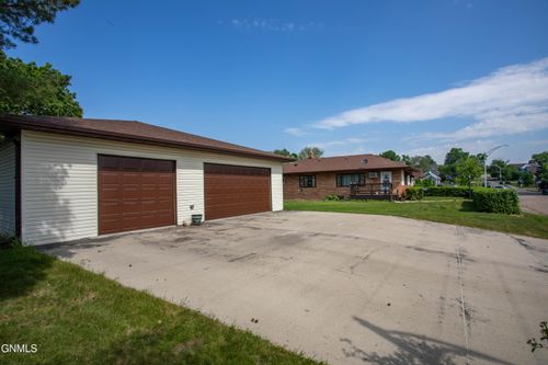 105 11th Ave Nw, Mandan, ND, 58554-2643 | Card Image